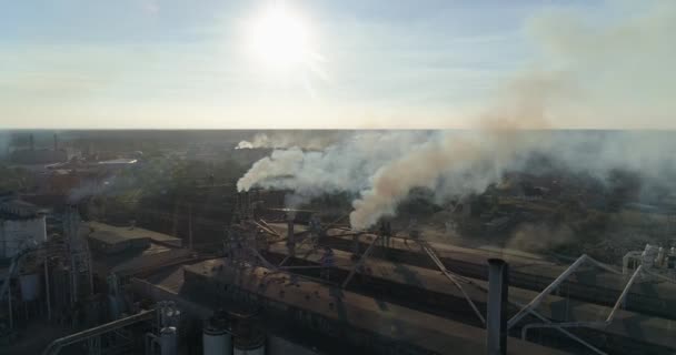 工厂的烟雾排放，空中射击 — 图库视频影像