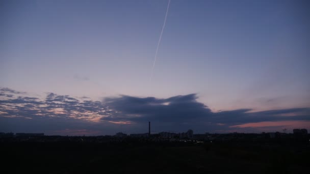 Вечерние облака в маленьком городке Timelapse — стоковое видео