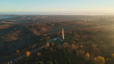 Glory Memorial 'da sisli bir şafak. Rivne Ukrayna 'nın sonbahar şehri. Hava görüntüsü. Yüksek kalite 4k görüntü