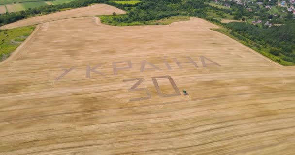 Traktor Třepetal Inscriptionpšeničné Pole Den Nezávislosti Ukrajiny Vysoce Kvalitní Záběry — Stock video