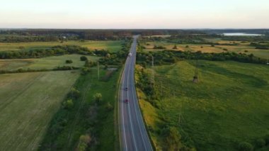 Kırsal kesimden geçen bir otoyol