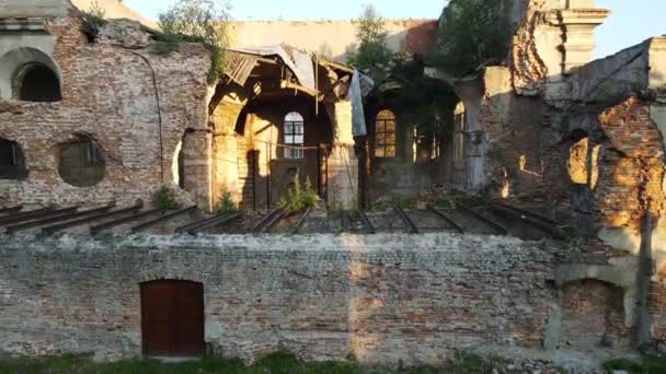 Ciudad de tiro aéreo Brody. Las ruinas de la sinagoga. Ucrania. — Vídeo de stock