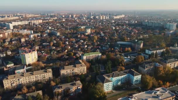 Ciudad de Otoño de Rivne Ucrania, Ayuntamiento. Disparo aéreo — Vídeos de Stock