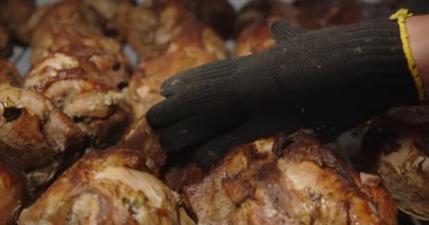 Leg het gebakken vlees met je handen op de bakplaat zodat het kan afkoelen — Stockvideo