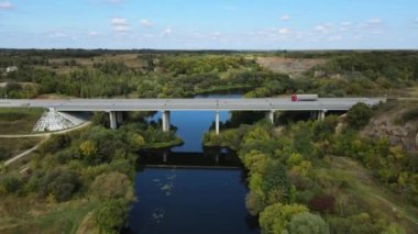 Araba trafiği olan bir köprüde hava görüntüsü. Ukrayna