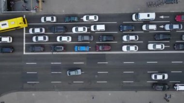 Kyiv 'in hava görüntüsü. Şehir sokaklarında araba trafiği