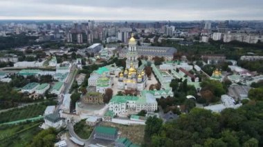 Kyiv 'i hava kuvvetleri vurdu. Kyivo-Pecherska Lavra.
