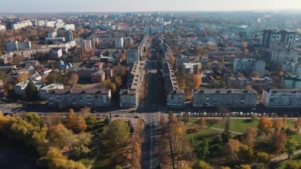 Herfststad Rivne Oekraïne, dijk. Luchtfoto — Stockvideo