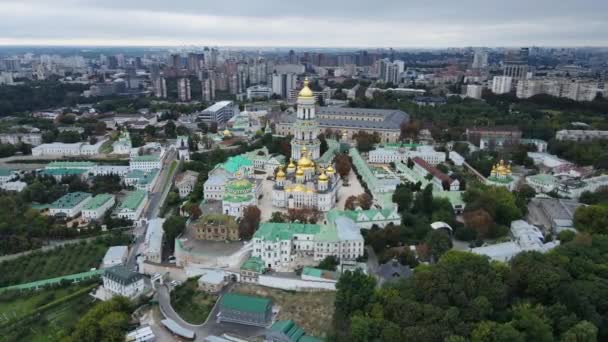 Aerial disparó a la ciudad de Kiev. Kyivo-Pecherska Lavra. — Vídeos de Stock