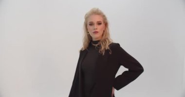 Stüdyoda fotoğraf için poz veren genç bir kız.