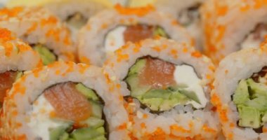 Suşi yemek için hazır, tabakta döndür. Yakın plan. 