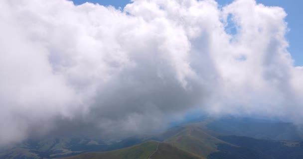 Nubes blancas cubrían las altas montañas — Vídeos de Stock