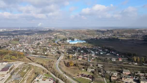 Strzał z powietrza w Village Town, dokładnie. Klasztor Św. Mikołaja Gorodotskiego. Ukraina — Wideo stockowe