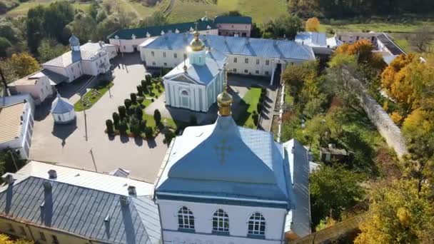 Een luchtfoto van Village Derman. Heilige Drie-eenheid klooster. Oekraïne — Stockvideo