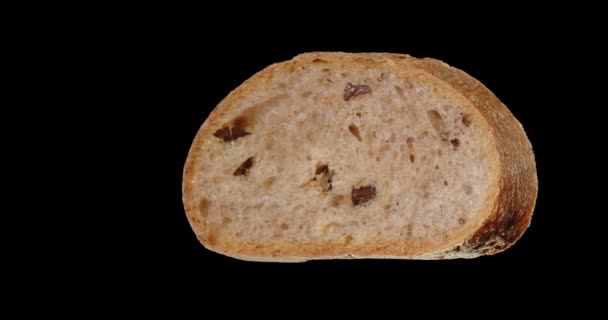 Шматок пшеничного хліба з родзинками, обертання навколо, альфа-канал — стокове відео
