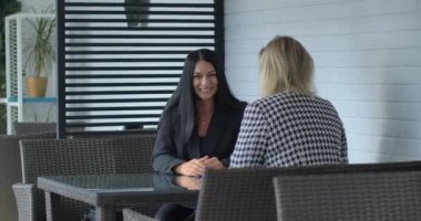 İki kadın yüksek sesle gülüyor.