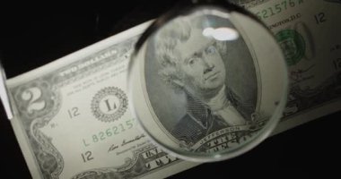 İki dolarlık banknot. Büyüteçle 2 dolar. Döndürme 
