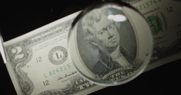 Дводоларову банкноту США. 2 гроша через збільшувальне скло. Ввімкнення — стокове відео