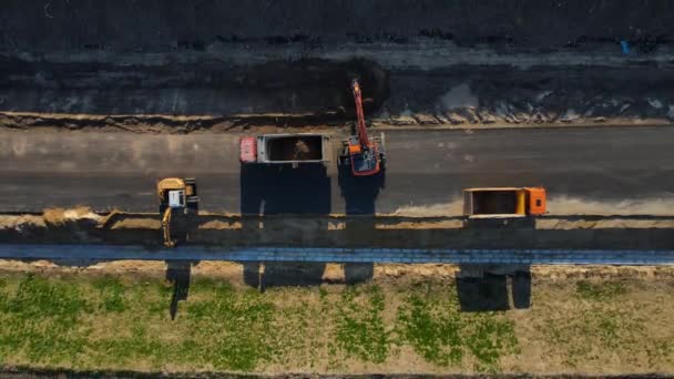 Construction d'une autoroute, une route de contournement à l'extérieur de la ville — Video