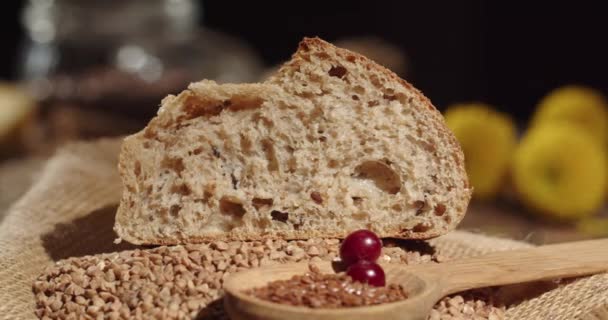 Buckwheat dan roti flax diletakkan di atas meja. Sepotong roti di atas meja — Stok Video