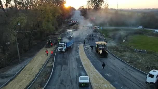 Rivne, Ucrania 6 de noviembre de 2021. Construcción de la carretera, colocación de asfalto — Vídeo de stock
