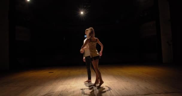 A srác és a lány jól érzik magukat a színpadon próbálják a táncot. — Stock videók