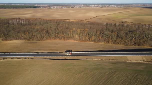 Podél silnice se pohybuje velký náklaďák s půdou — Stock video