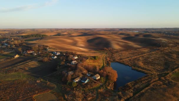 Jordbruksfält vid solnedgången. Landsbygd Ukraina — Stockvideo