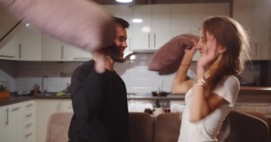 Yastıklarla oynayan mutlu çift