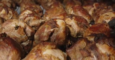 Fırınlanmış göğsünü soğutmak için ellerinle bir yemek tepsisine koy.