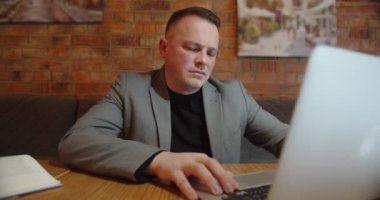 Adam dizüstü bilgisayarını bırakıp ilginç bir kitap okumaya başladı.