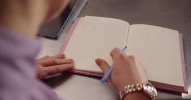 Şekerci kız pasta taslakları çiziyor.