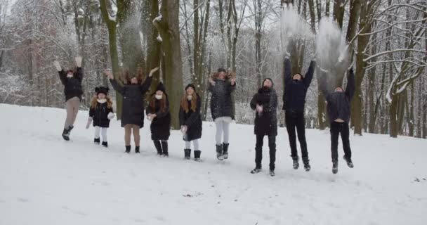 多くの子供たちが雪を投げたりジャンプしたり笑ったり — ストック動画
