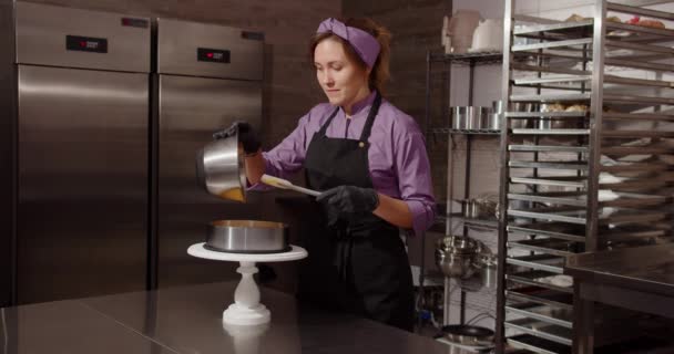 Cukrárna v cukrárně nalévá karamel a zdobí — Stock video