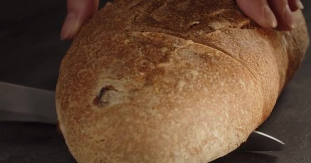 Κόψτε ένα κομμάτι φρέσκο ψωμί, γλυκίσματα βουτύρου. — Αρχείο Βίντεο