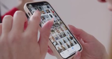 bir cep telefonundan fotoğraf seçmek