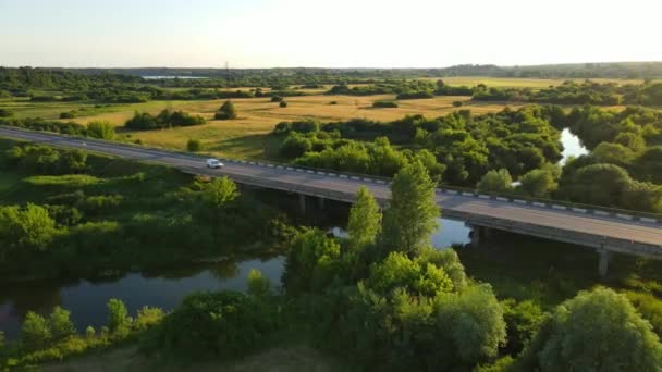 Most vedoucí přes řeku pro automobilovou dopravu — Stock video