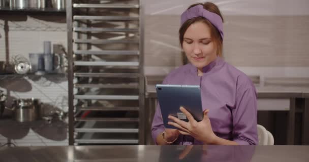 The chef on the tablet is compiling a menu for today — Video Stock