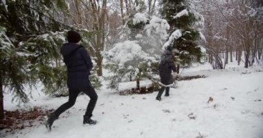Güzel bir kartopu parkında kavga eden mutlu yaramaz çocuklar.. 