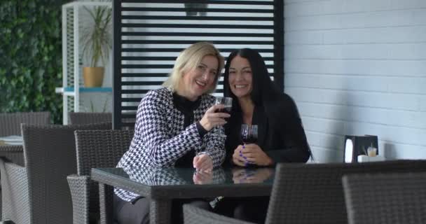 Δύο γυναίκες σε ένα καφέ πίνοντας κρασί και φλερτάροντας επισκέπτες — Αρχείο Βίντεο