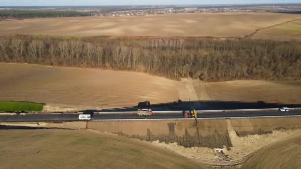 Construction d'une autoroute, une route de contournement à l'extérieur de la ville — Video