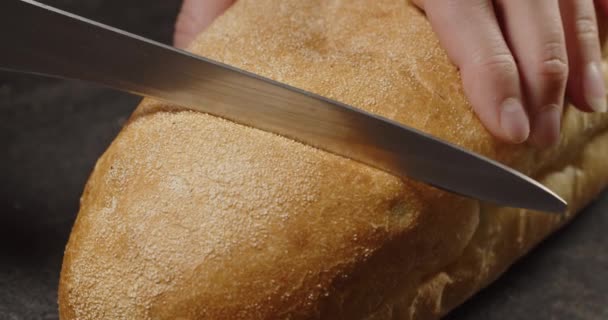 Crispy crust of fresh muffins, slicing bread. — Stock Video