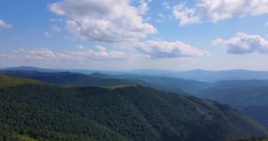 Yoğun ormanlarla kaplı dağların üzerinden uçmak