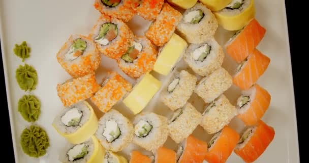 Japonská kuchyně - porce sushi s různými náplněmi — Stock video