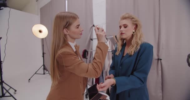 Stylista dělá make-up pro model ve studiu — Stock video