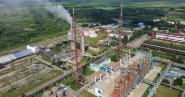 Çevreyi kirleten borular. Fabrika kimya endüstrisinin devi.