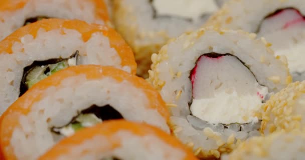 Suşi nigiri somon Japon yemeği Japon gurme çiğ balık ve pirinç. — Stok video