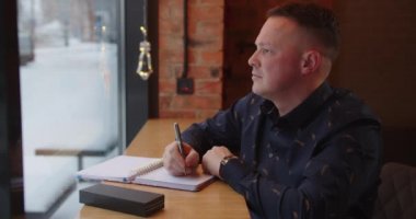 Adam gelecek için not defterine planlar yazıyor. Adam metin defteri yazıyor