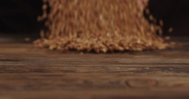 Sprinkle buckwheat on the table