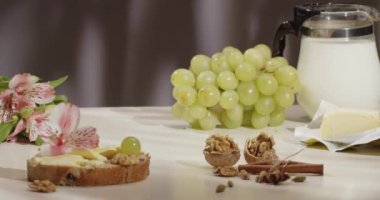 Kahvaltı için masaya bir somun taze ekmek koy.